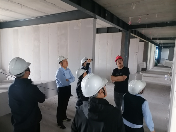 中心建筑、结构专业审查人员赴“山东航空学院-学生公寓”项目现场参观学习